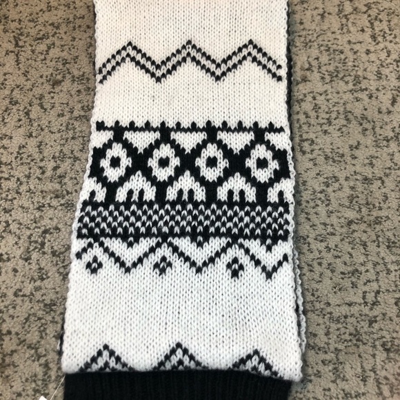 Old Navy White & Black Print Knitted Scarf - Picture 2 of 5
